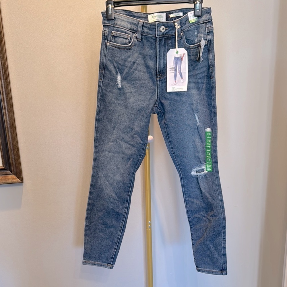 Celebrity by Pink mid rise distressed ankle jeans NWT 7/28